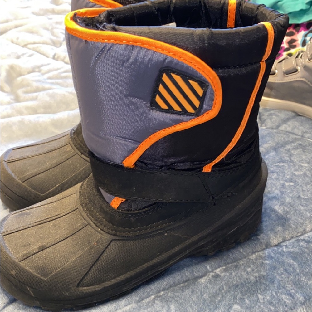 Boys snow boots size 5Y